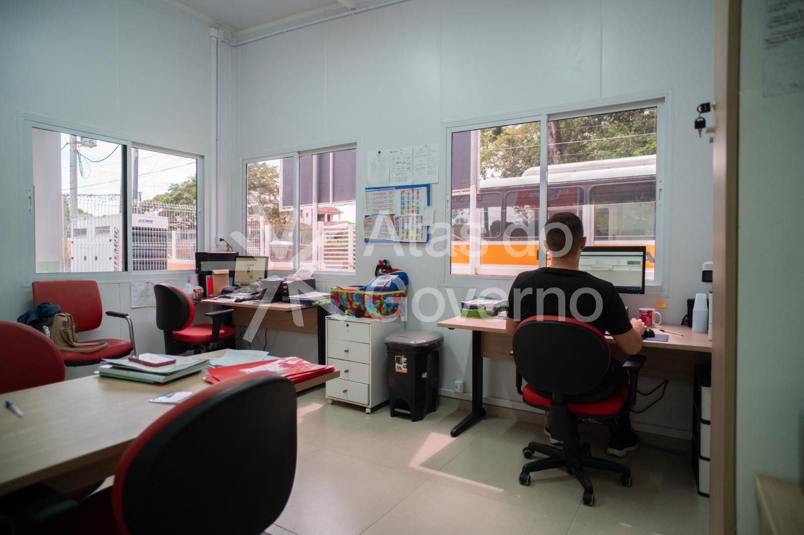 Criação de espaços administrativos e de apoio.